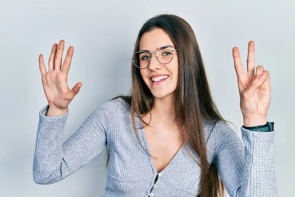 Joven Adolescente Morena Vistiendo Suéter Casual Gafas Mostrando Apuntando Hacia —  Fotos de Stock