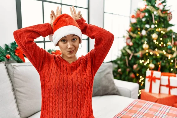 Mulher Hispânica Jovem Com Cabelo Curto Usando Chapéu Natal Sentado — Fotografia de Stock