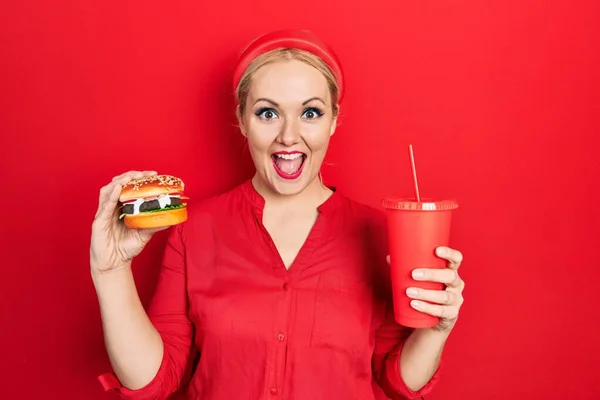 Junge Blonde Frau Isst Einen Leckeren Klassischen Burger Mit Pommes — Stockfoto