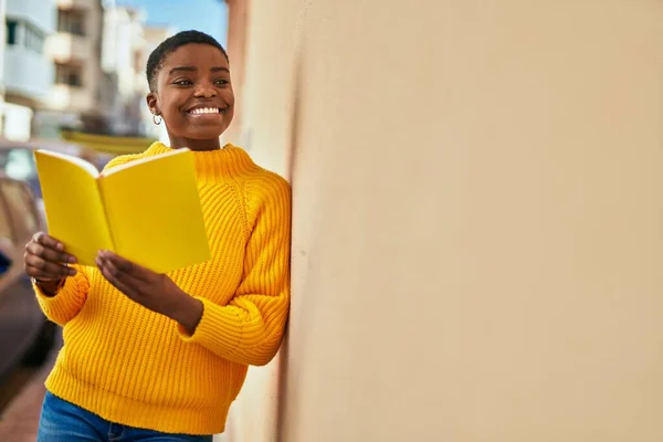 Junge Afrikanisch Amerikanische Frau Lächelt Glücklich Buch Lesen Der Stadt — Stockfoto