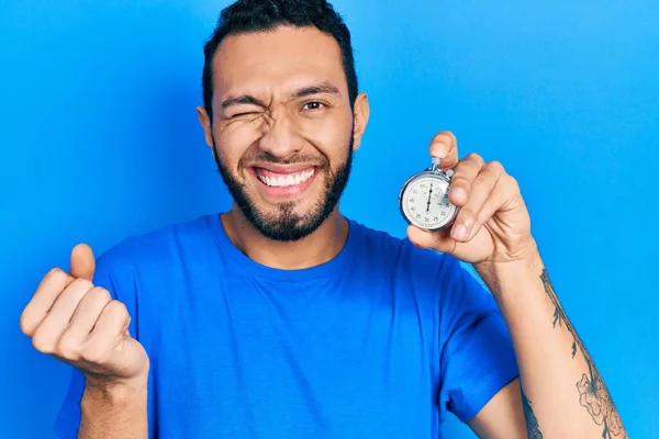 Kronometre Tutan Spanyol Adam Gururla Bağırıyor Zaferi Kutluyor Başarıyı Kollarını — Stok fotoğraf