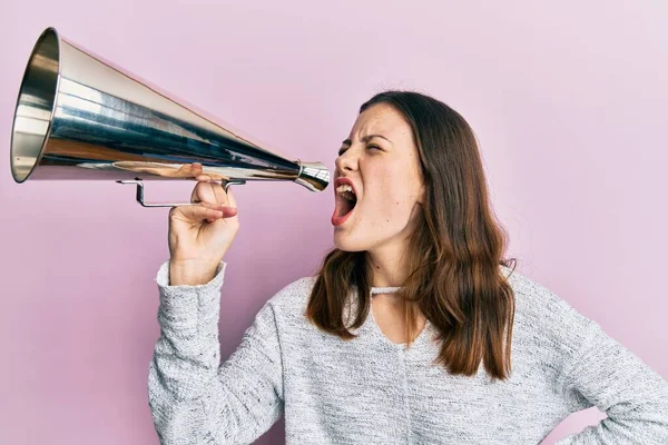 Mladá Brunetka Žena Křičí Křičí Přes Vinobraní Megafonu Přes Růžové — Stock fotografie