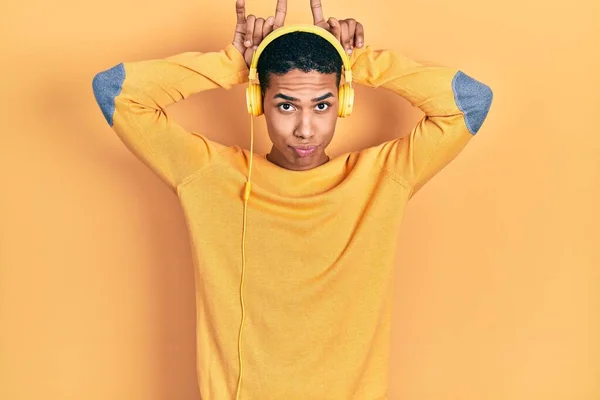 Молодий Афроамериканець Який Слухає Музику Допомогою Навушників Робить Смішний Жест — стокове фото