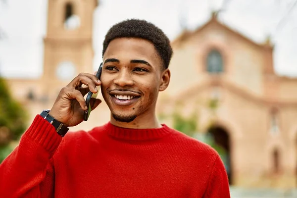 一位英俊的非洲裔美国人在户外打电话 — 图库照片
