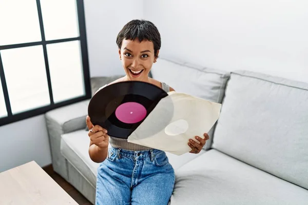 Mladá Hispánka Usmívá Sebevědomě Drží Vinylový Disk Doma — Stock fotografie