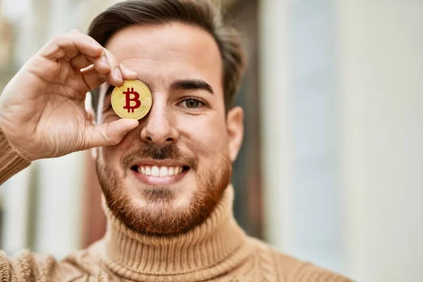 Jeune Homme Caucasien Souriant Heureux Tenant Bitcoin Dessus Des Yeux — Photo