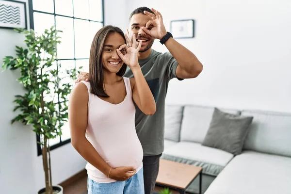 Joven Pareja Interracial Esperando Bebé Tocando Vientre Embarazada Haciendo Buen — Foto de Stock