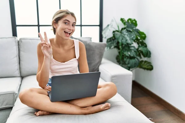 Jonge Blonde Vrouw Met Laptop Thuis Zittend Bank Glimlachend Met — Stockfoto