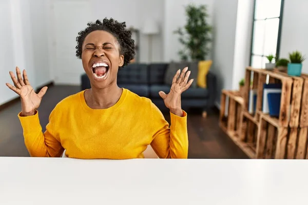 Mujer Afroamericana Joven Con Ropa Casual Sentada Mesa Casa Loca — Foto de Stock