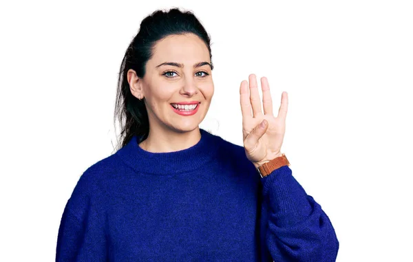 Молода Іспаномовна Жінка Повсякденному Одязі Показуючи Вказуючи Пальцями Номер Чотири — стокове фото