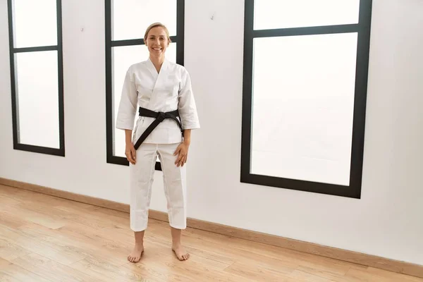 Vit Ung Blond Kvinna Bär Karate Kimono Och Svart Bälte — Stockfoto