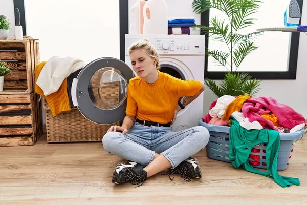 Junge Blonde Frau Beim Wäschewaschen Sitzt Der Waschmaschine Und Leidet — Stockfoto