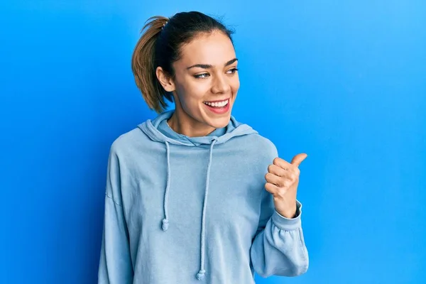 Junge Kaukasische Blondine Lässigem Sweatshirt Das Den Daumen Zur Seite — Stockfoto