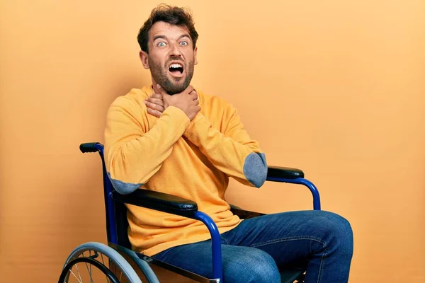 Tekerlekli Sandalyede Oturan Sakallı Yakışıklı Adam Boğularak Öldü Diye Bağırıyor — Stok fotoğraf