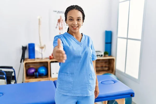Młoda Afroamerykanka Pracująca Klinice Uzdrawiania Bólu Uśmiecha Się Oferując Uścisk — Zdjęcie stockowe