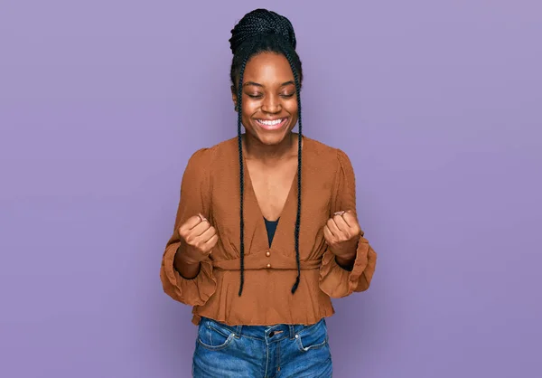 Jonge Afro Amerikaanse Vrouw Casual Kleding Erg Blij Opgewonden Doen — Stockfoto