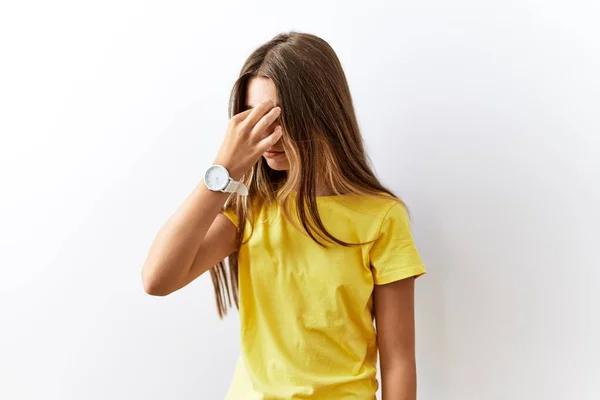 Νεαρή Μελαχρινή Έφηβη Στέκεται Μαζί Πάνω Από Απομονωμένη Φόντο Κουρασμένος — Φωτογραφία Αρχείου
