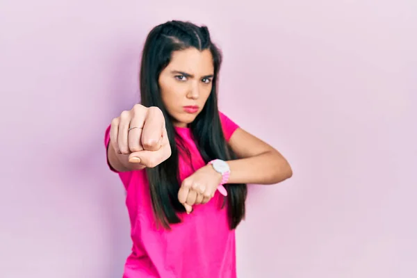 Молода Іспаномовна Дівчина Повсякденній Рожевій Сорочці Вдаривши Кулаком Боротьбу Агресивну — стокове фото