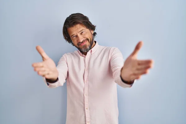 Hombre Guapo Mediana Edad Vistiendo Elegante Fondo Camisa Mirando Cámara — Foto de Stock