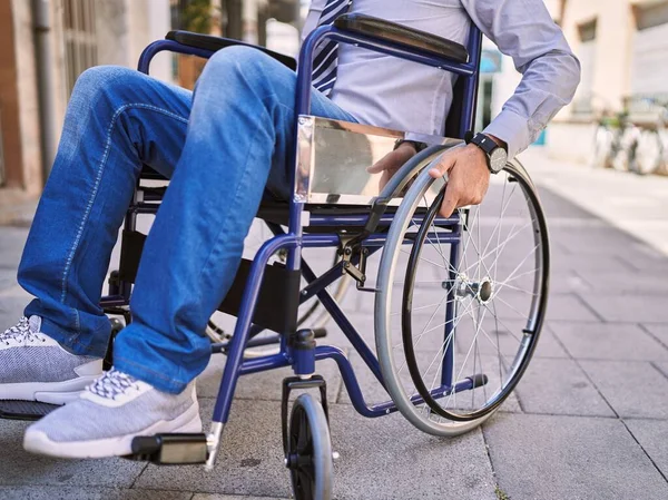 路上で車椅子に座るビジネス服を着た中年のヒスパニック系男性 — ストック写真