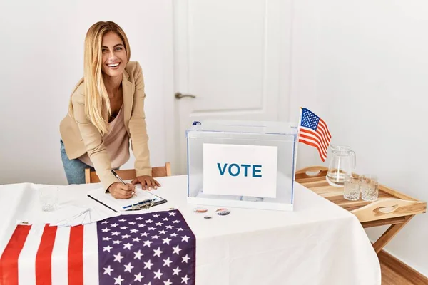 Jeune Travailleur Parti Politique Américain Souriant Heureux Travailler Collège Électoral — Photo