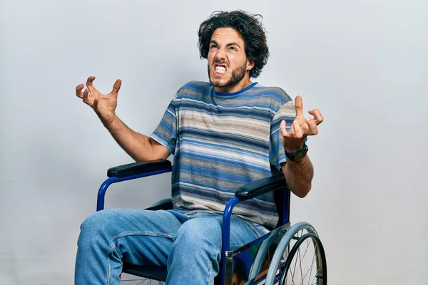 Bonito Hispânico Sentado Cadeira Rodas Louco Louco Gritando Gritando Com — Fotografia de Stock