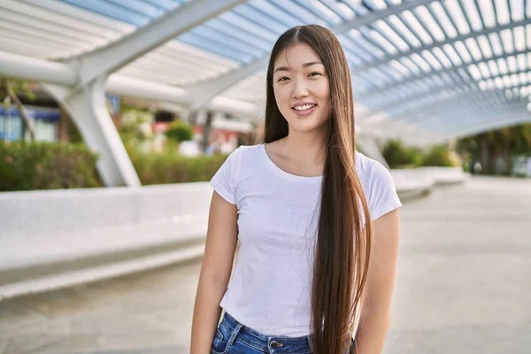 Giovane Ragazza Cinese Sorridente Felice Piedi Alla Città — Foto Stock