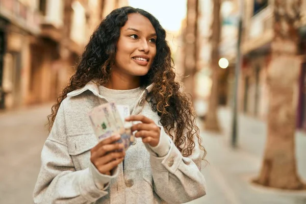 Jovem Mulher Latina Sorrindo Feliz Contando Notas Colômbia Pesos Cidade — Fotografia de Stock