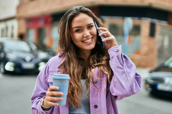 Ung Latinamerikansk Kvinna Talar Smartphone Dricka Kaffe Staden — Stockfoto