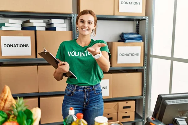 Joven Morena Vistiendo Camiseta Voluntaria Las Donaciones Pie Sonriente Alegre —  Fotos de Stock