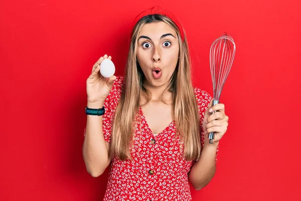 Mulher Hispânica Bonita Segurando Ovo Padeiro Bater Com Medo Chocado — Fotografia de Stock