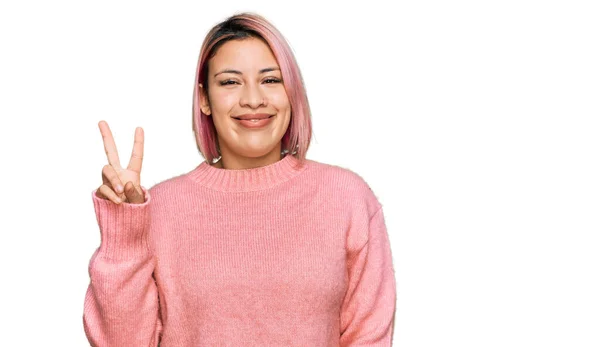 Латиноамериканка Розовыми Волосами Обычном Зимнем Свитере Показывает Показывает Пальцами Номер — стоковое фото