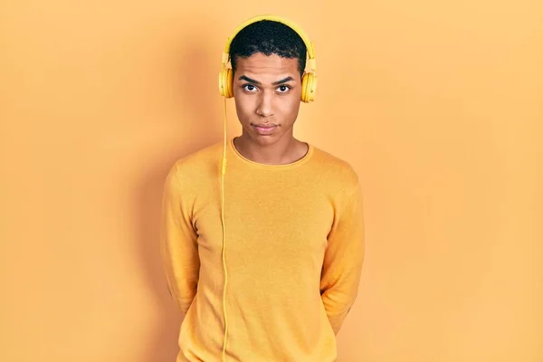 Junger Afrikanisch Amerikanischer Typ Der Musik Über Kopfhörer Hört Ist — Stockfoto