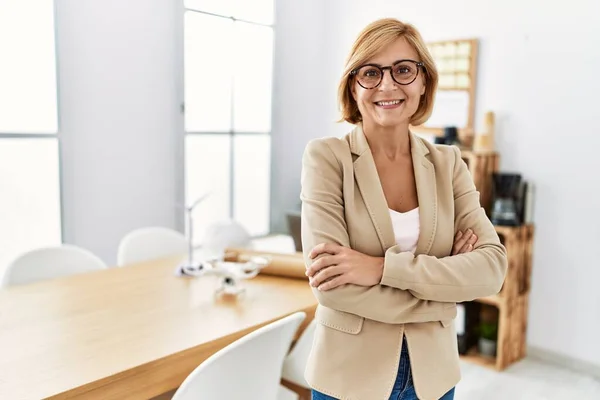 Mujer Rubia Mediana Edad Sonriendo Confiada Con Los Brazos Cruzados —  Fotos de Stock