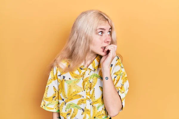Mooie Blanke Vrouw Met Blond Haar Draagt Kleurrijke Shirt Kijken — Stockfoto