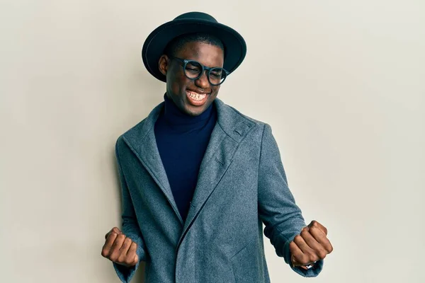 Joven Hombre Afroamericano Vistiendo Estilo Elegante Muy Feliz Emocionado Haciendo — Foto de Stock