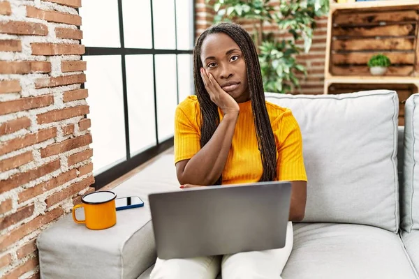 Afrikanerin Sitzt Hause Mit Laptop Auf Dem Sofa Und Sieht — Stockfoto