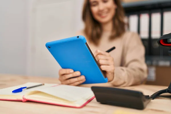 Jonge Vrouw Commerce Zakelijke Werknemer Met Behulp Van Touchpad Kantoor — Stockfoto