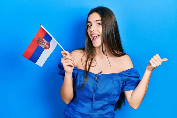 Jeune Adolescente Brune Tenant Drapeau Serbia Pointant Pouce Vers Côté — Photo