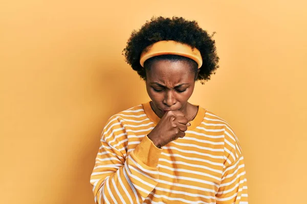 Jonge Afro Amerikaanse Vrouw Met Een Casual Sweatshirt Die Zich — Stockfoto