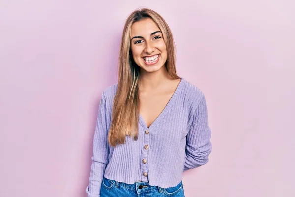 Hermosa Mujer Hispana Vistiendo Una Camisa Casual Con Una Sonrisa —  Fotos de Stock