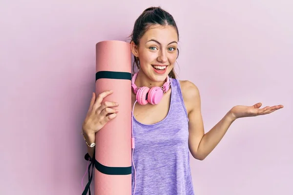 Genç Esmer Kadın Yoga Minderini Tutarak Başarıyı Mutlu Bir Gülümsemeyle — Stok fotoğraf