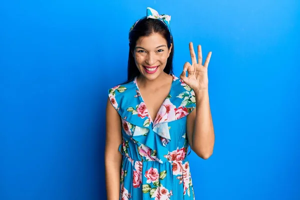 Jovem Mulher Latina Vestindo Roupas Casuais Sorrindo Positivo Fazendo Sinal — Fotografia de Stock