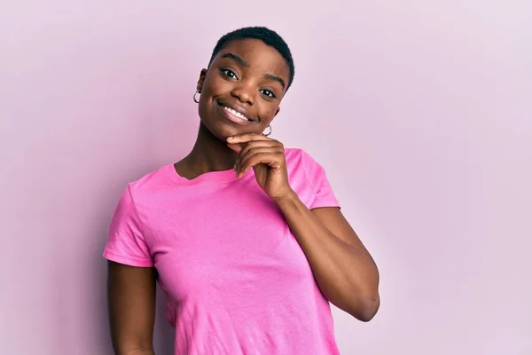 Mladá Afroameričanka Neformální Růžové Tričko Úsměvem Sebevědomě Hledící Kamery Zkříženýma — Stock fotografie