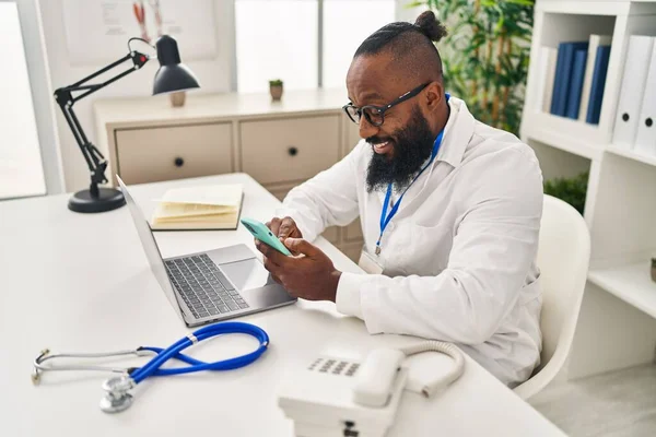 Jovem Afro Americano Vestindo Uniforme Médico Usando Smartphone Trabalhando Clínica — Fotografia de Stock