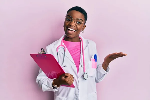 Молодая Африканская Американка Стетоскопе Доктора Держит Планшет Празднования Достижений Счастливой — стоковое фото
