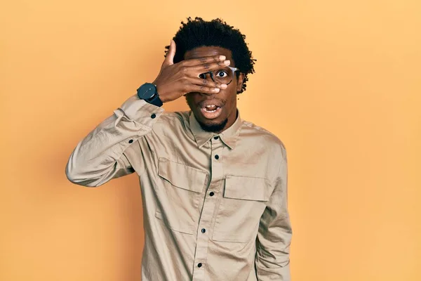 Mladý Afroameričan Neformálním Oblečení Brýlích Vykukuje Šoku Zakrývá Obličej Oči — Stock fotografie