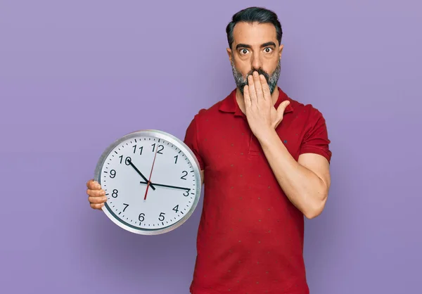 Hombre Mediana Edad Con Barba Sosteniendo Gran Reloj Cubriendo Boca —  Fotos de Stock