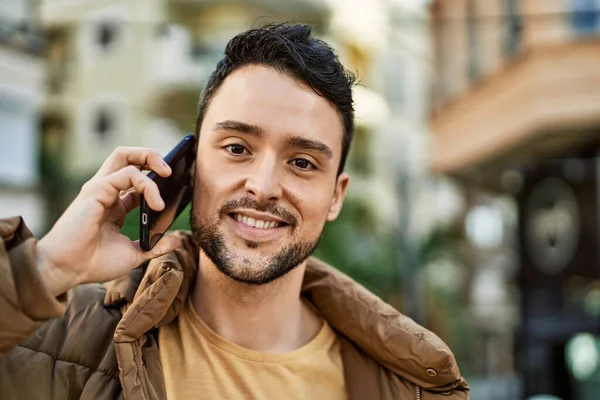 Jonge Spaanse Man Glimlachend Gelukkig Praten Smartphone Stad — Stockfoto