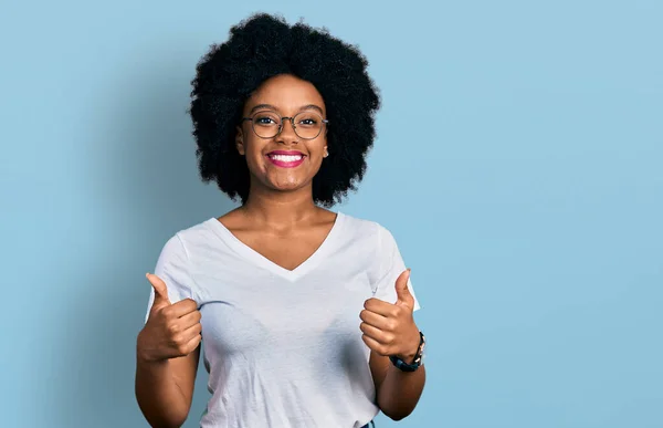 Ung Afrikansk Amerikansk Kvinna Bär Casual Vit Shirt Framgång Tecken — Stockfoto